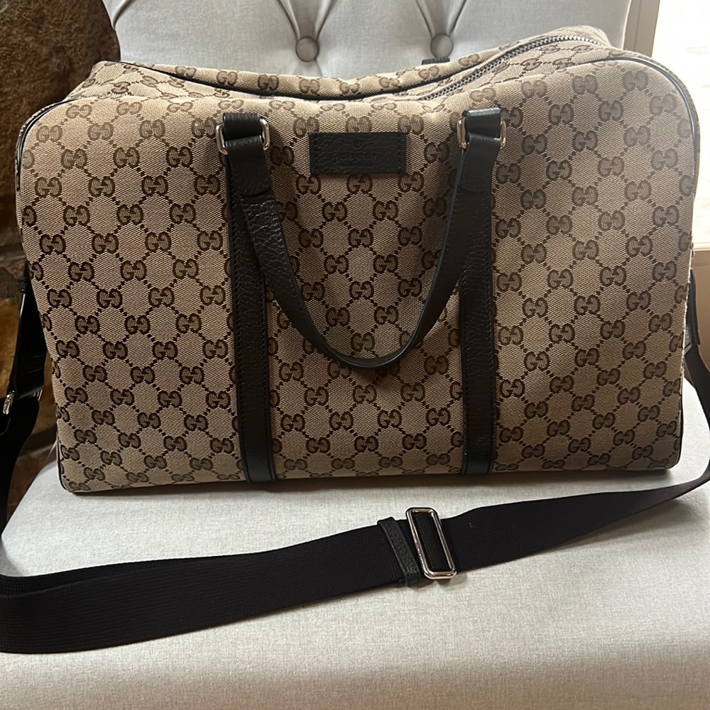 Gucci duffle bag for travel unisex!
